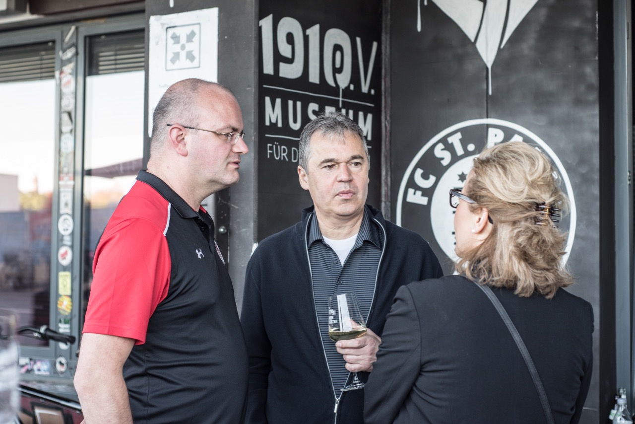 Auch FCSP-Geschäftsführer Andreas Rettig (Mitte, mit Aufsichtsratsmitglied Sönke Goldbeck, links), war beim Weinfest zu Gast.