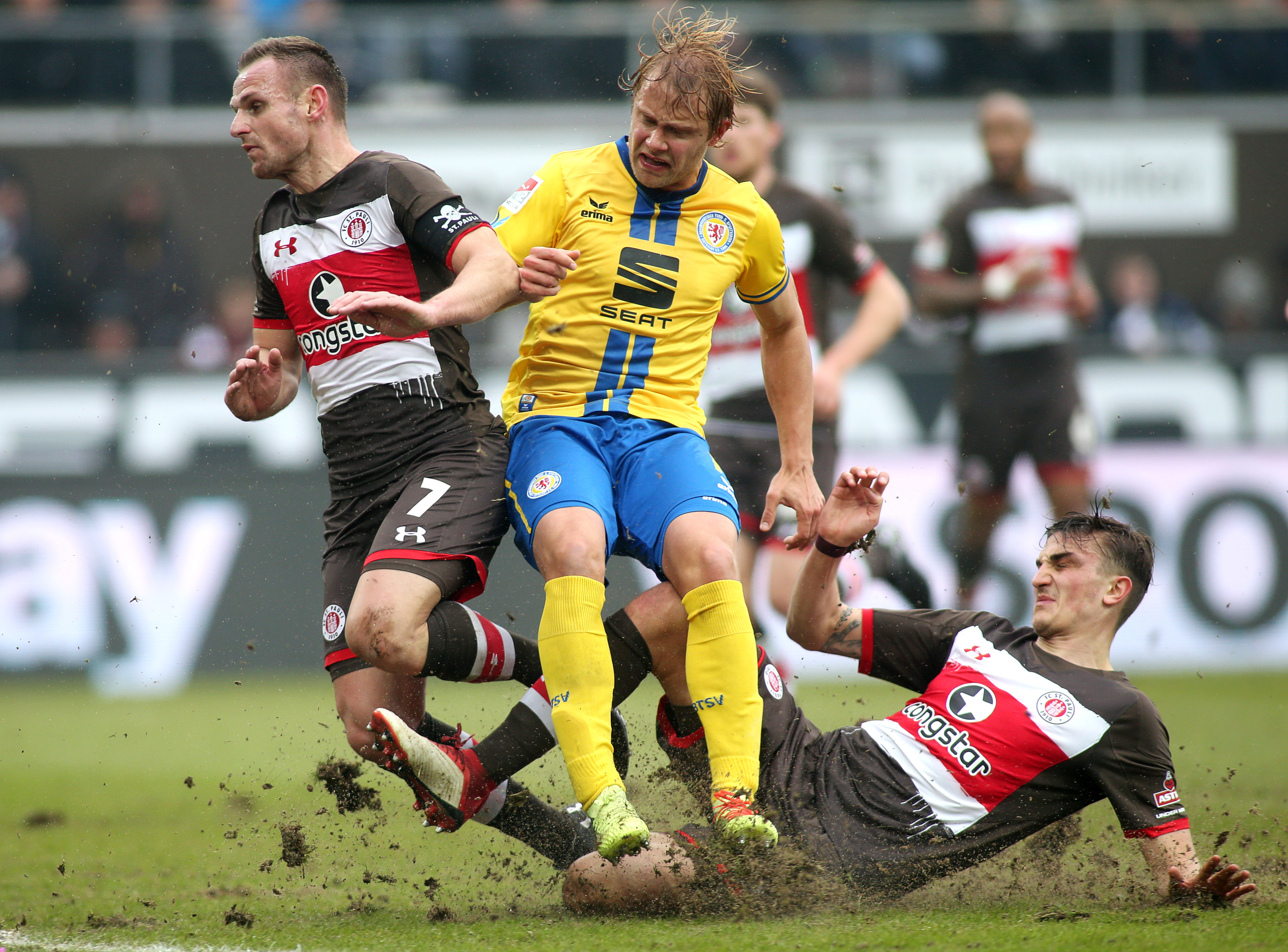 Philipp Ziereis mit vollem Einsatz (hier gegen Jan Hochscheidt) bei seinem Comeback gegen Eintracht Braunschweig.