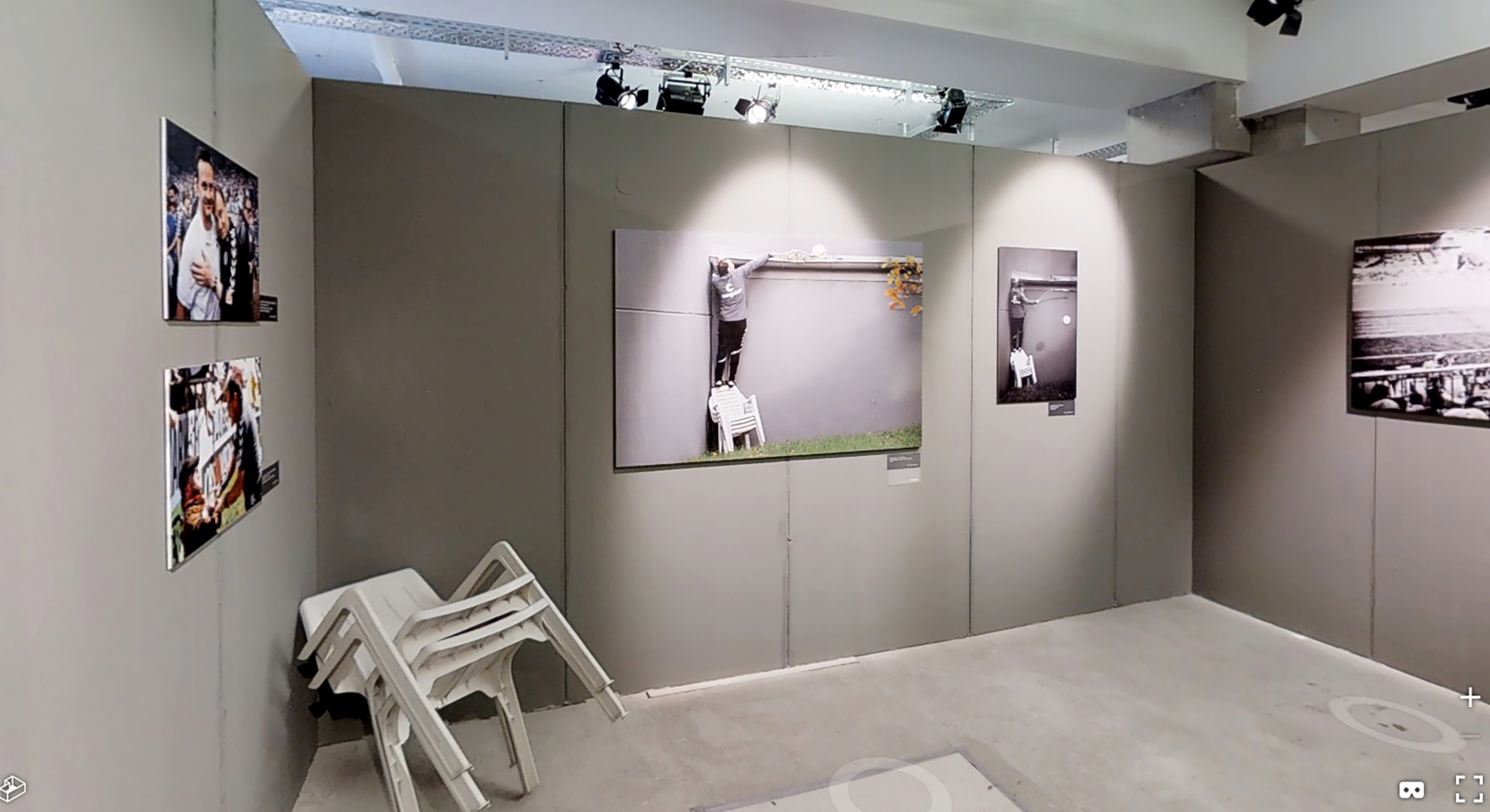 Auch Ewald Lienens legendäre Jagd nach dem verlorenen Ball ist in der Ausstellung verewigt –inklusive Plastikstühlen. Lienen-Foto (im 1910-Shop auch als Poster erhältlich): Peter Boehmer, 3D-Scan: Rundblick 3D