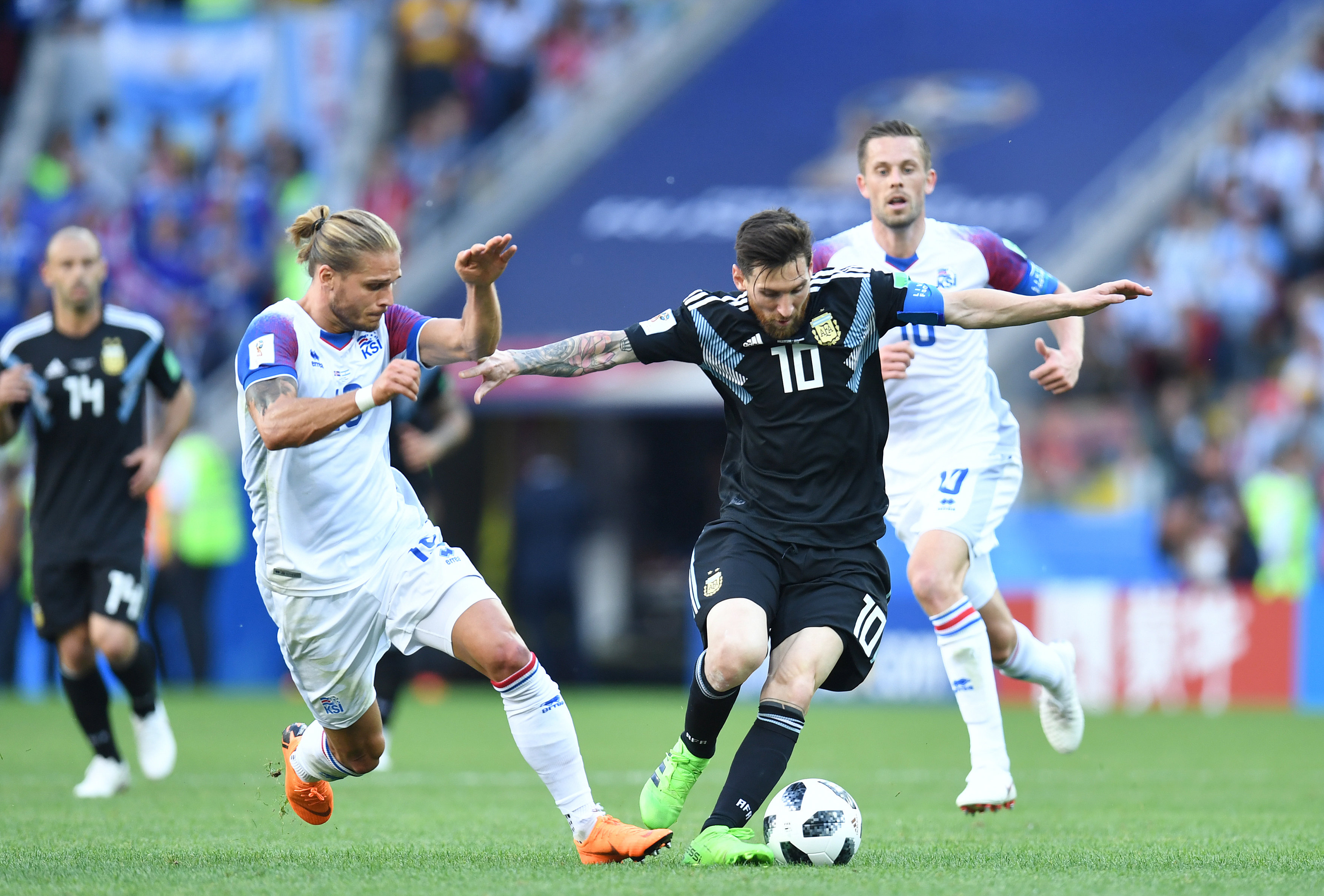 Islands Rurik Gislason im Duell mit Argentiniens Lionel Messi. Die Partie endete 1:1.