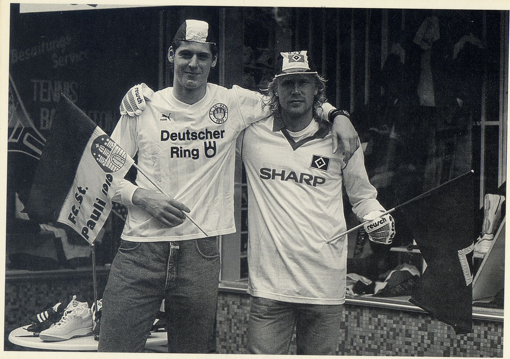 HSV-Keeper Richard Golz (li.) und FCSP-Torwart Volker Ippig (re.) tauschten Ende der 80er das Outfit.