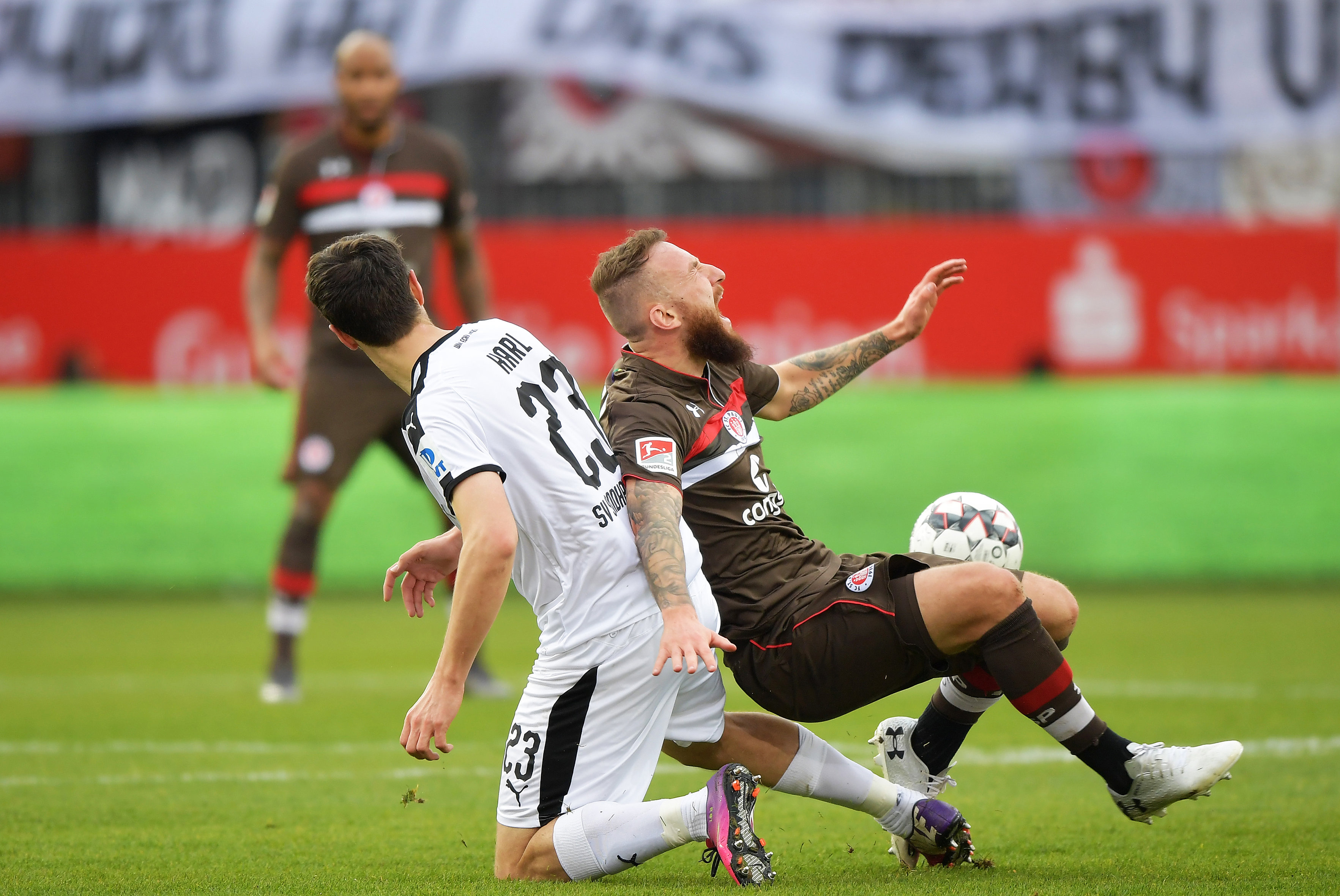 Marvin Knoll challenges for the ball with Sandhausen's Markus Karl.