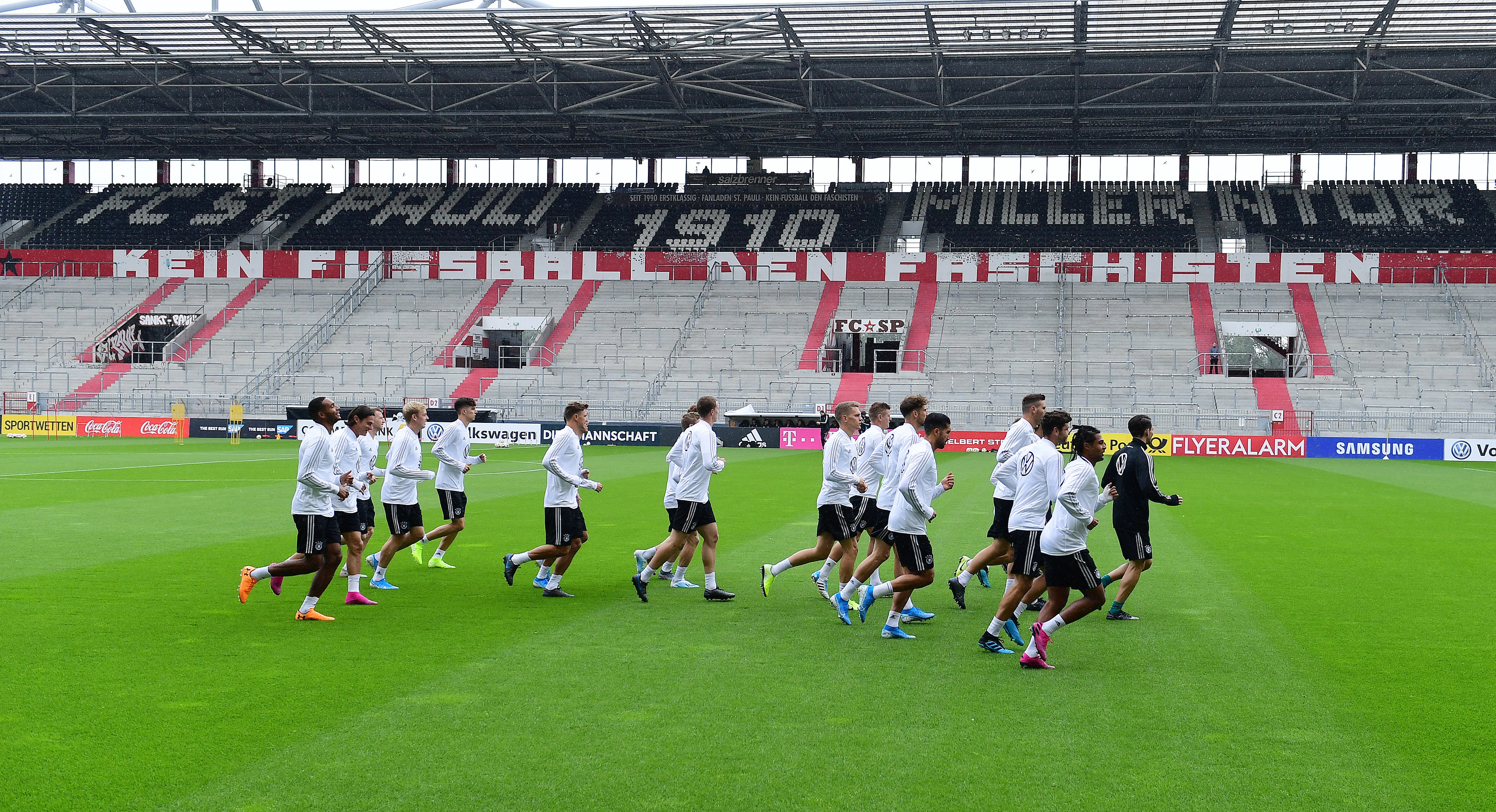 Erstes Training der Löw-Elf im Millerntor-Stadion vor dem EM-Quali-Spiel gegen die Niederlande.