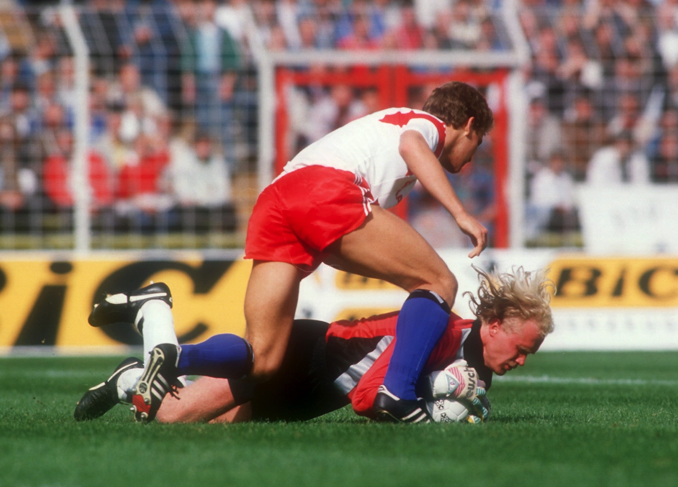 Unerwarteter Punktgewinn: Beim Derby 1988 trug Keeper Volker Ippig (hier gegen Oliver Bierhoff) entscheidend dazu bei, das 1:1 zu halten.