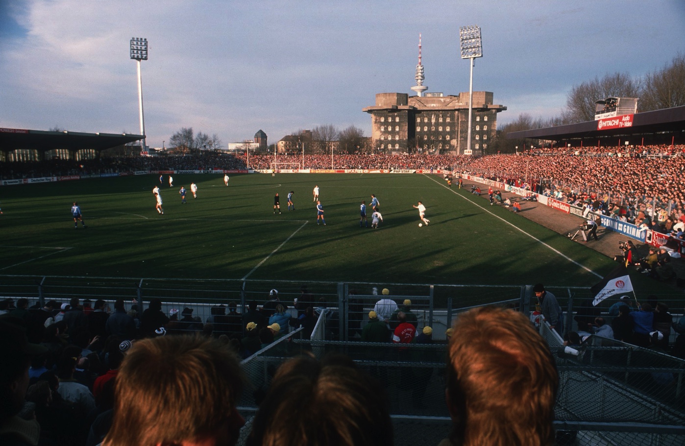1989: Das alte Millerntor-Stadion mit den damals neuen Flutlichtmasten.