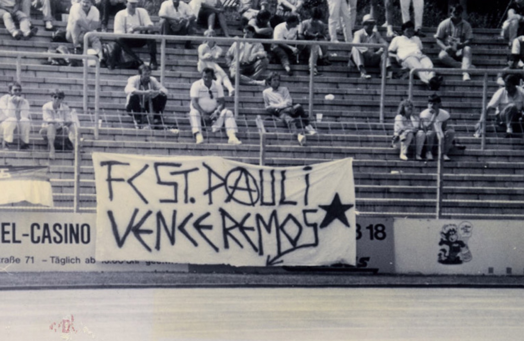 Übersichtlicher Auswärtsblock, starker Support: Banner am 29. Mai 1988 in Ulm, gemalt vom heutigen Leiter Veranstaltungen & Sicherheit Sven Brux.