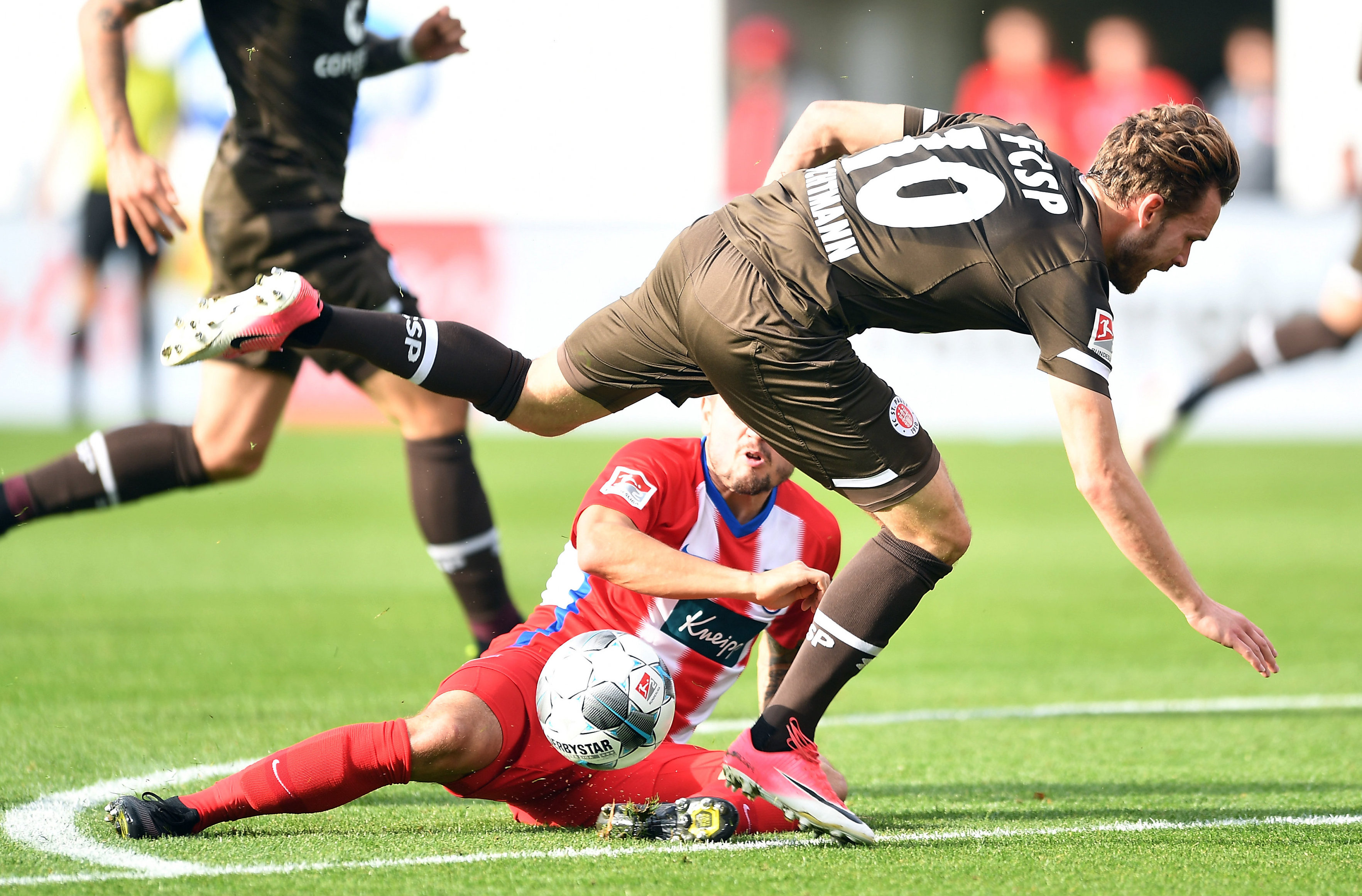 Christopher Buchtmann was forced to go off in the 33rd minute after picking up an injury in a block tackle by Heidenheim's Marnon Busch. Hope to see you back soon, Buchti!