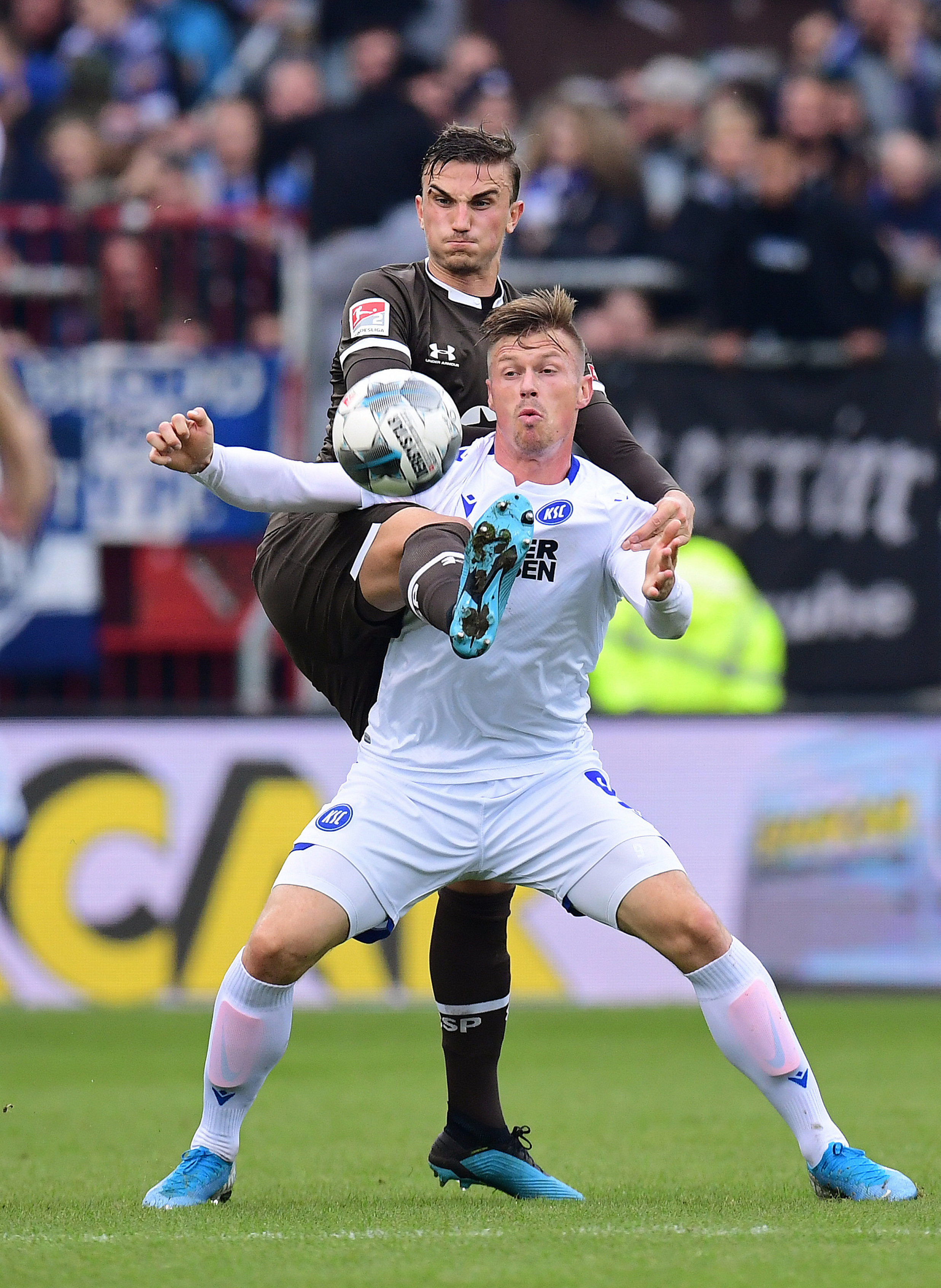 Somewhat unexpectedly, Philipp Ziereis (seen here challenging for the ball with Marvin Pourié) celebrated his return to league action at home against KSC.