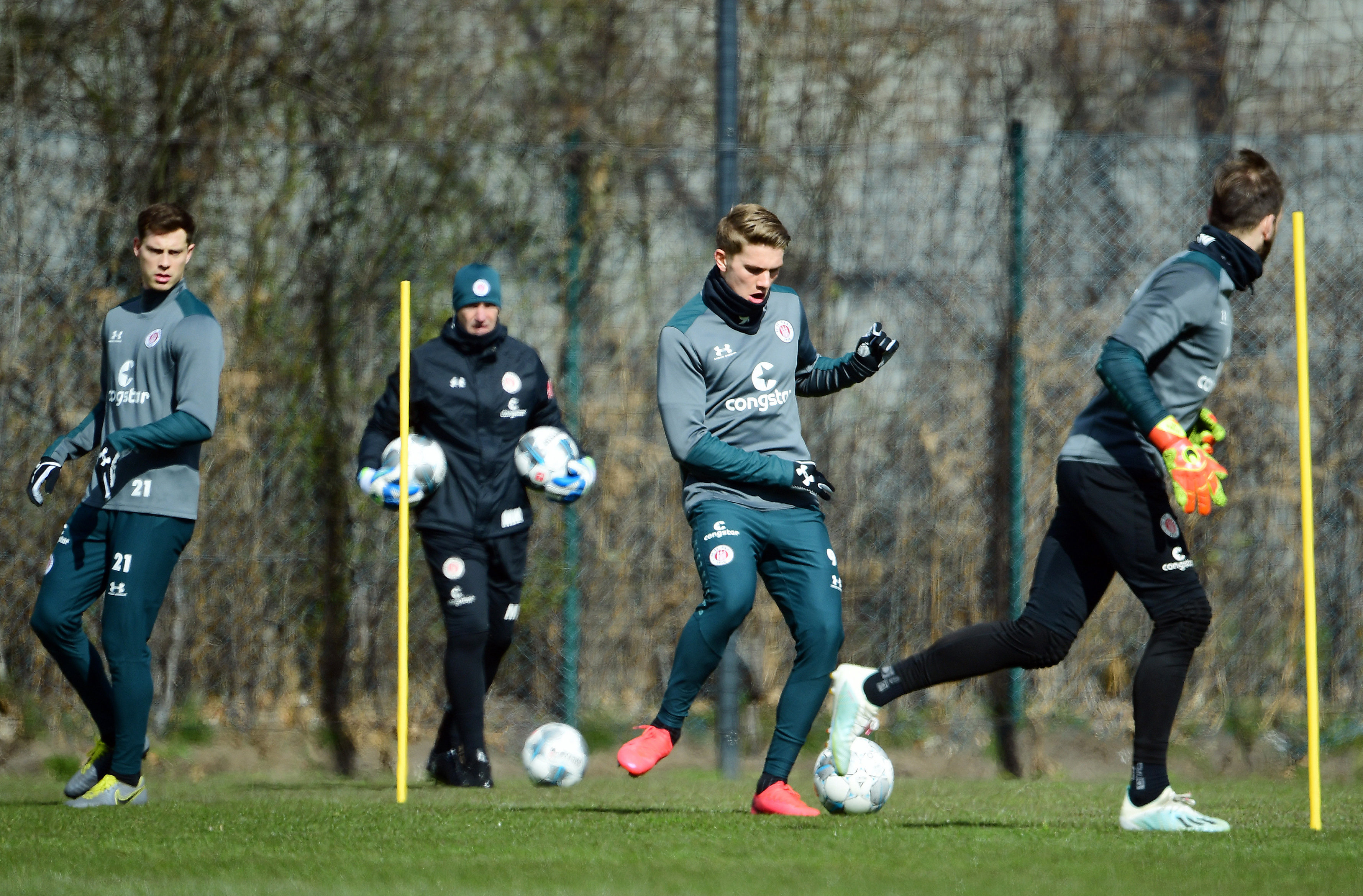James Lawrence (left) training in his group with goalkeeper coach Mathias Hain (2nd from left), Viktor Gyökeres (2nd from right) and Robin Himmelmann (right).