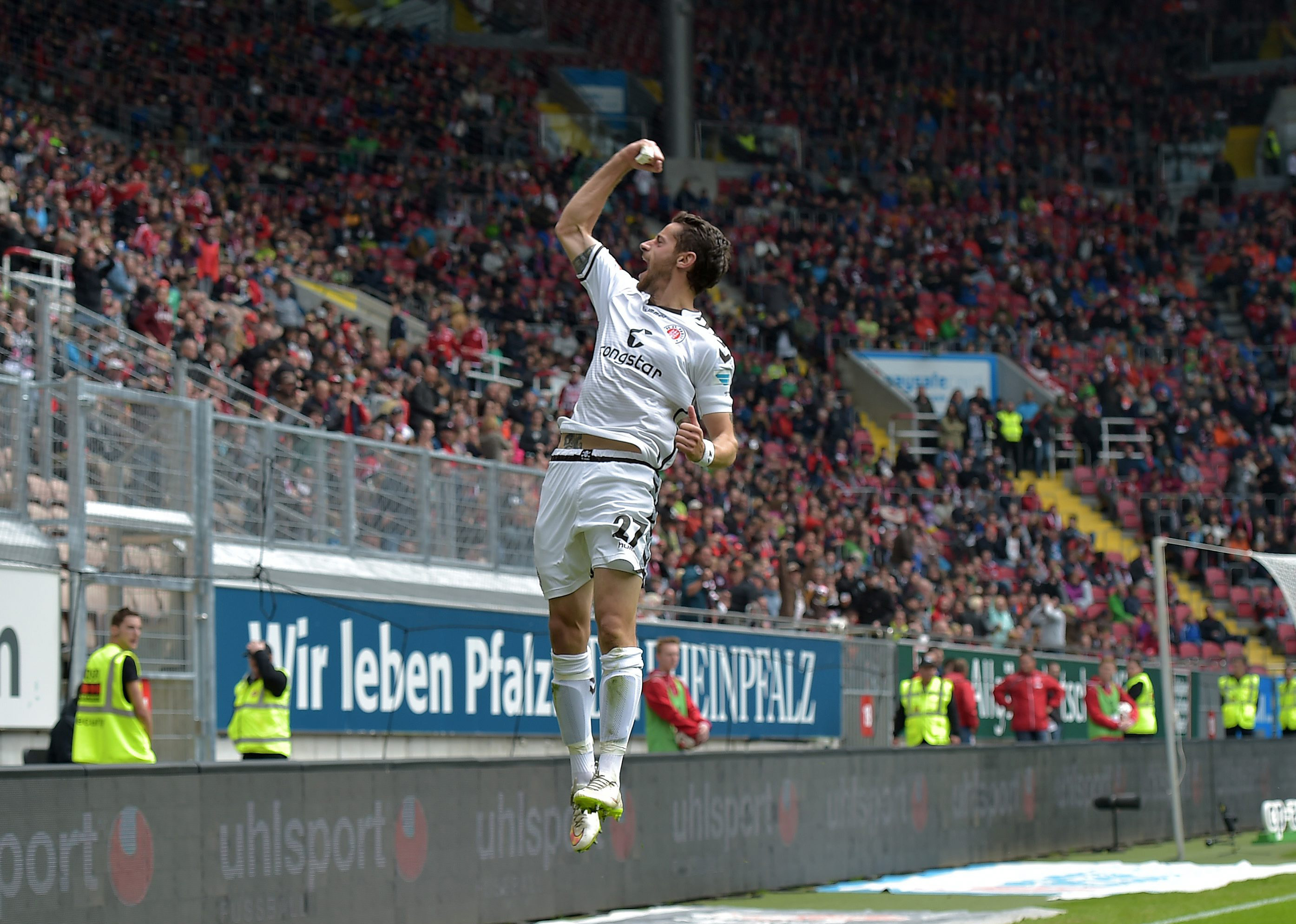 Mit perfekten Haltungsnoten: Jan-Philipp Kalla bejubelt seinen Treffer auf dem Betzenberg am 9. Mai 2015.