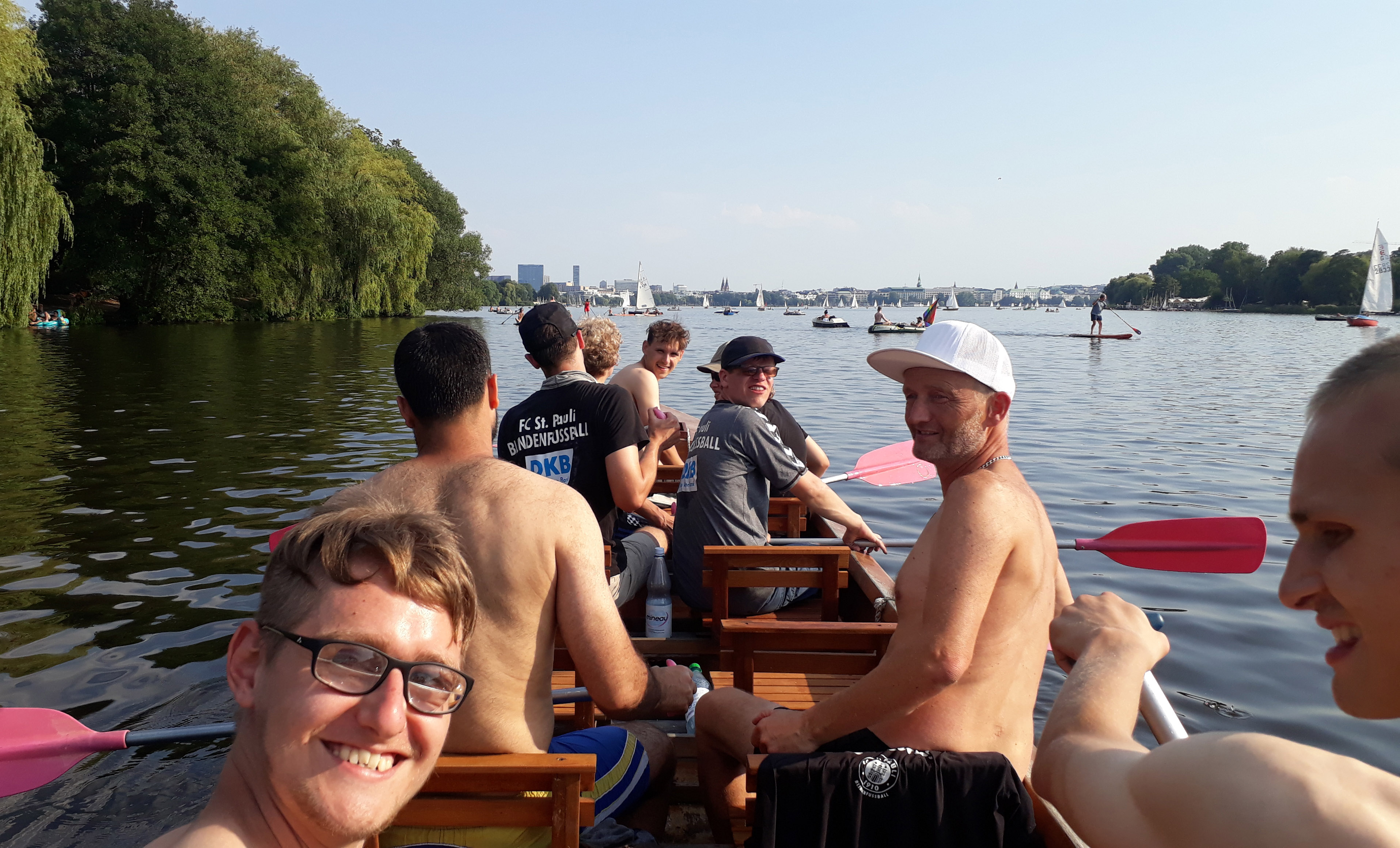 Das Team von Trainer Wolf Schmidt (weiße Kappe) beim Teambuilding im Drachenboot auf der Alster.