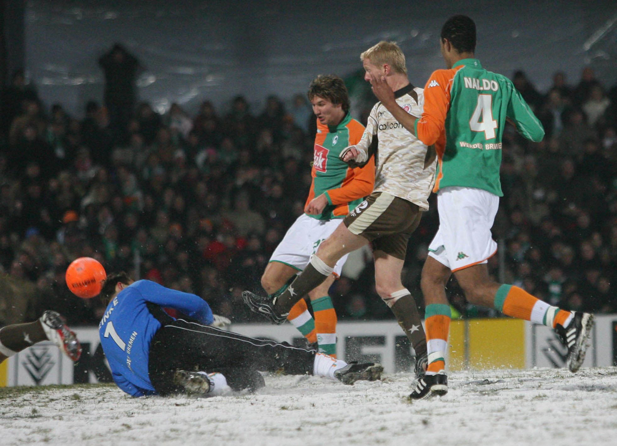 25. Januar 2006: Timo Schultz erzielt auf dem schneebedeckten Millerntor-Rasen im Viertelfinale gegen den SV Werder Bremen das 3:1.