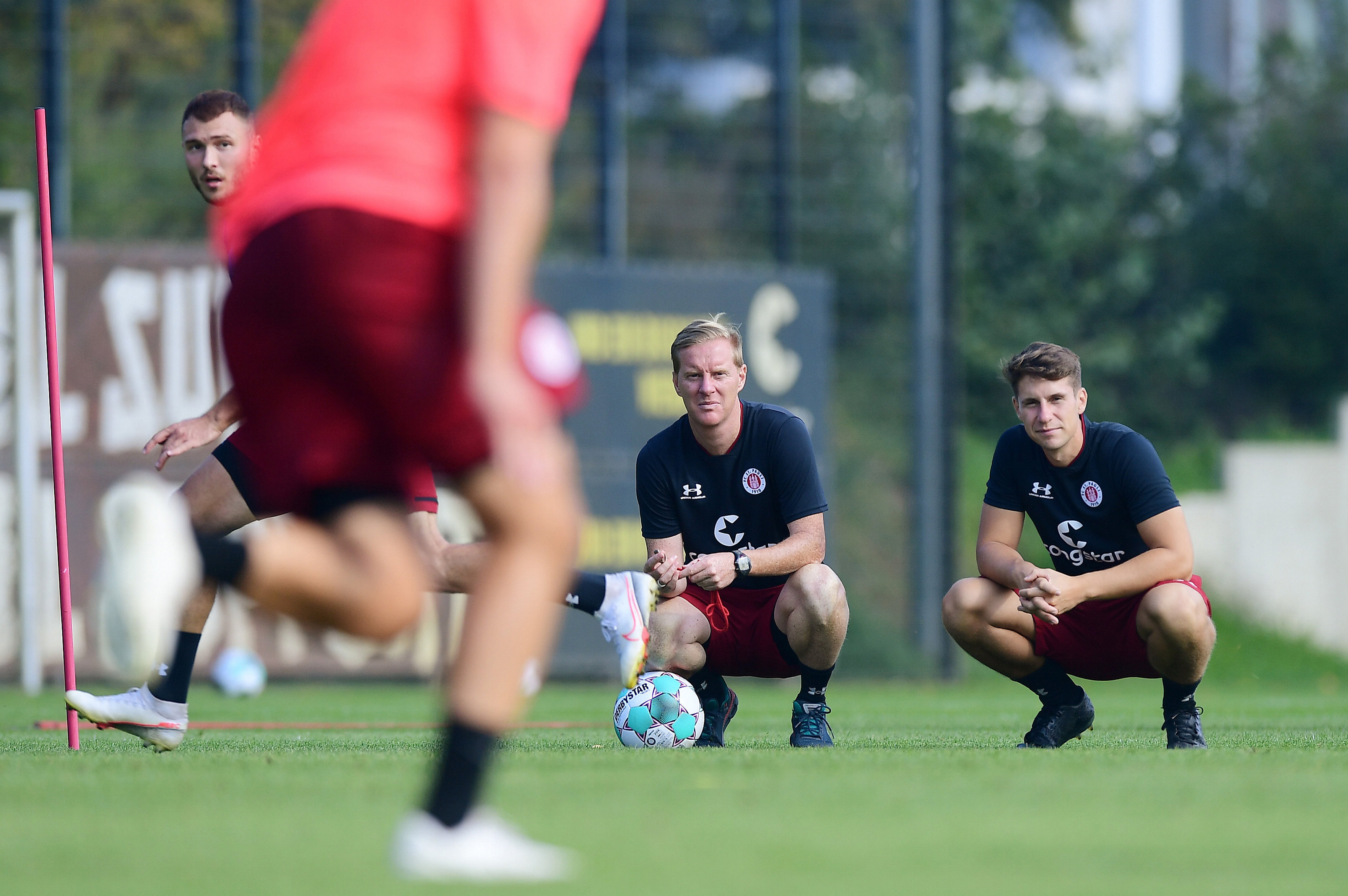 Head coach Timo Schultz and assistant Loïc Favé keep a close eye on things in training.