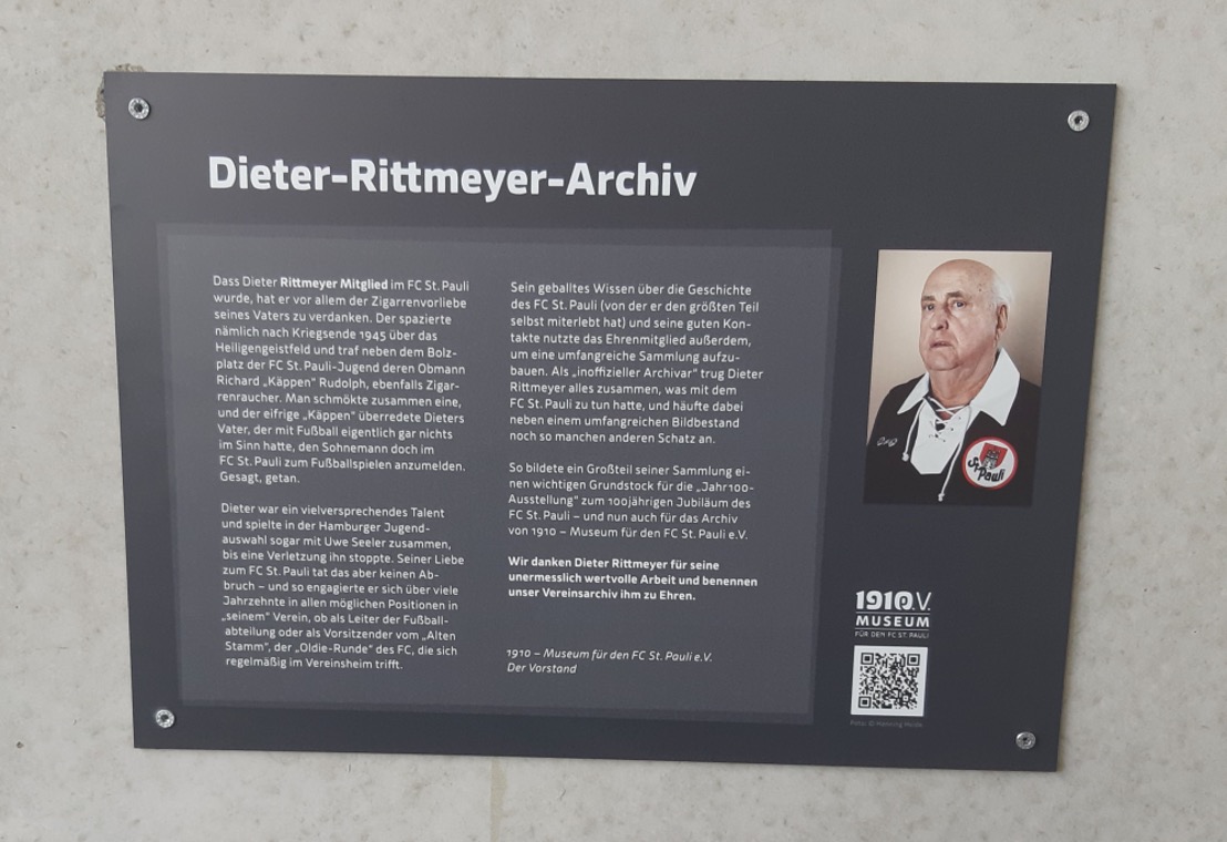 Eine neue Informationstafel ehrt den Namensgeber des Museumsarchivs, Dieter Rittmeyer .